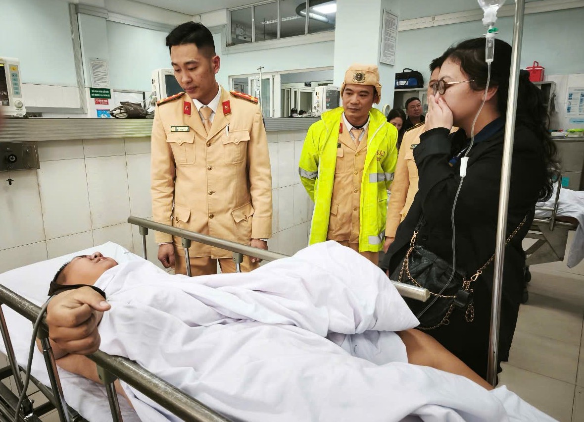 Phòng Cảnh sát giao thông tiếp tục cứu một trường hợp nhảy cầu xuống sông Cấm